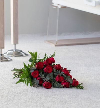 Bårebukett i rødt og grønt 35 cm Bårebukett i rødt og grønt 35 cm